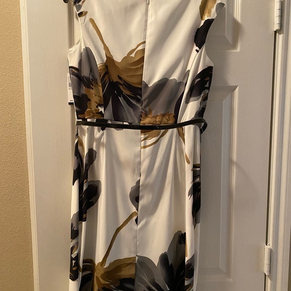 New with Tags floral dress with back zipper and back split. Size 10. - Picture 6 of 7